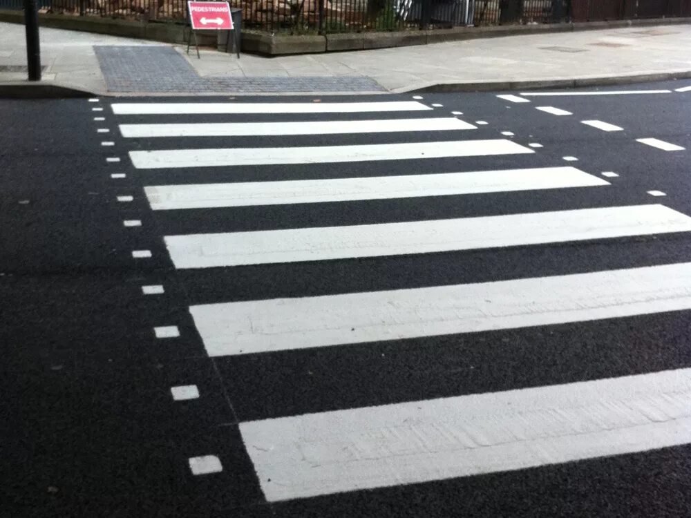 Как выглядит переход. Дорога спешиходным переходом. Обустройство пешеходных переходов по стандартам. Островок безопасности на пешеходном переходе. Островок безопасности на дороге.