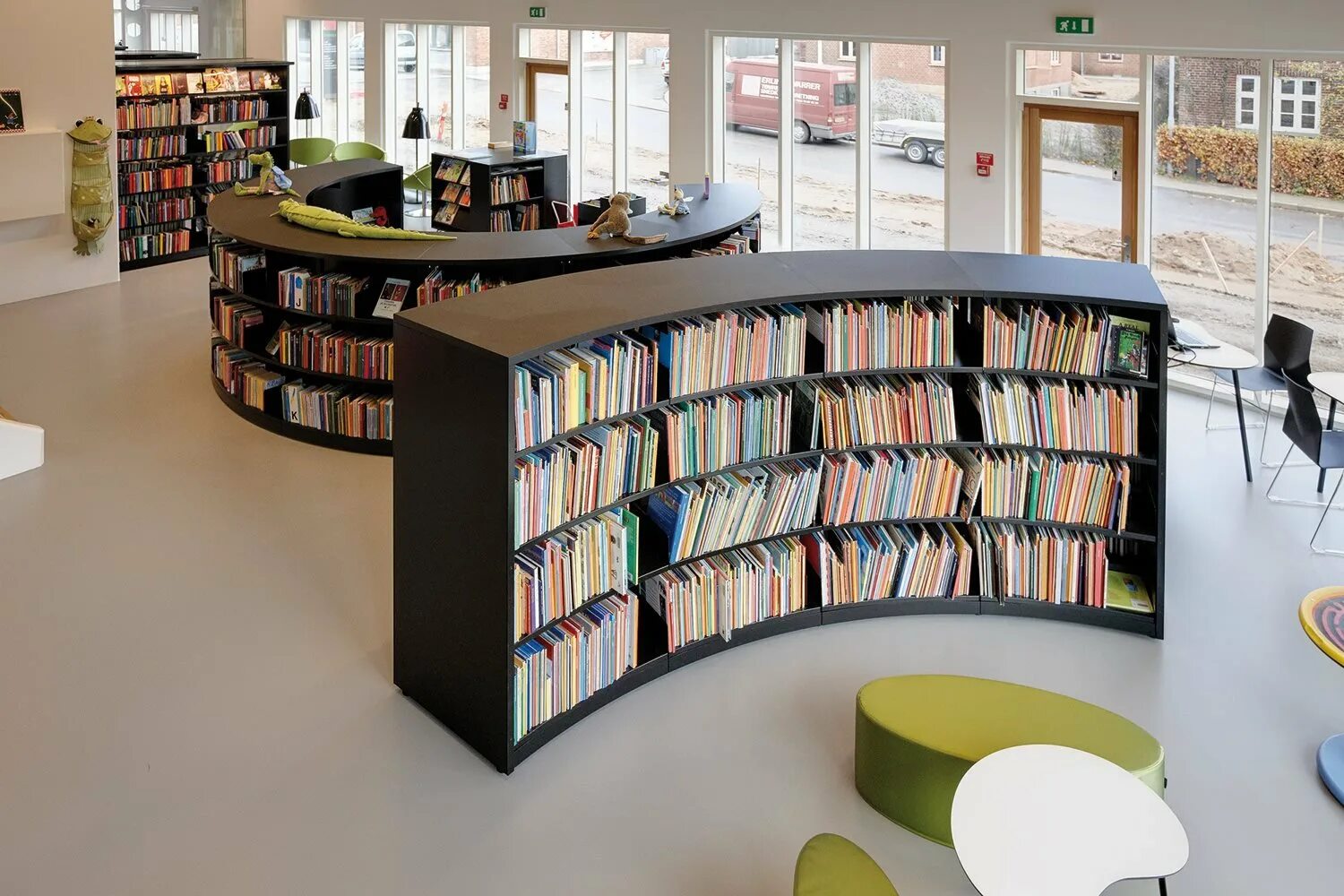 Интерьер современной библиотеки. Стеллажи для библиотеки. Библиотека в современном стиле. Мебель для читального зала библиотеки.
