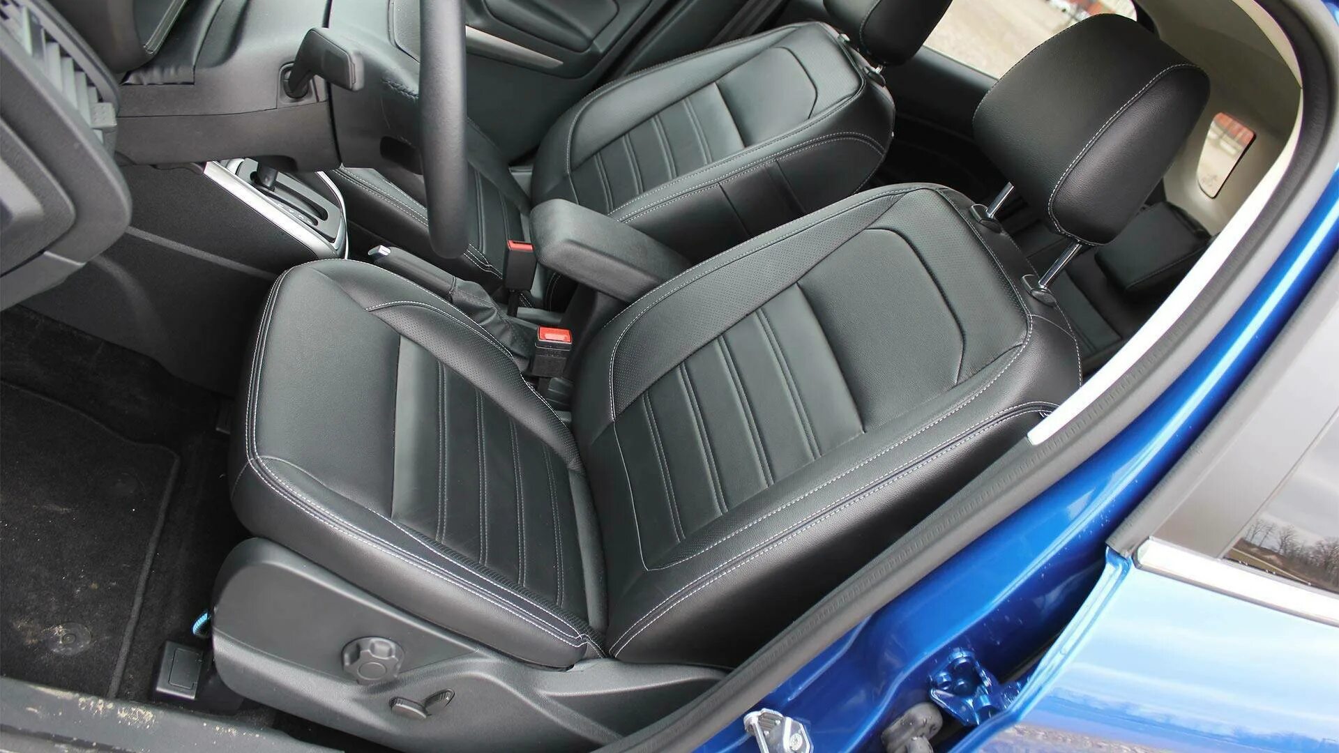 Упор капота форд экоспорт. Форд экоспорт сидения. Ford ecosport 2013. Ford ecosport разложить сиденья для сна. Задние сиденья форд экоспорт сложить.