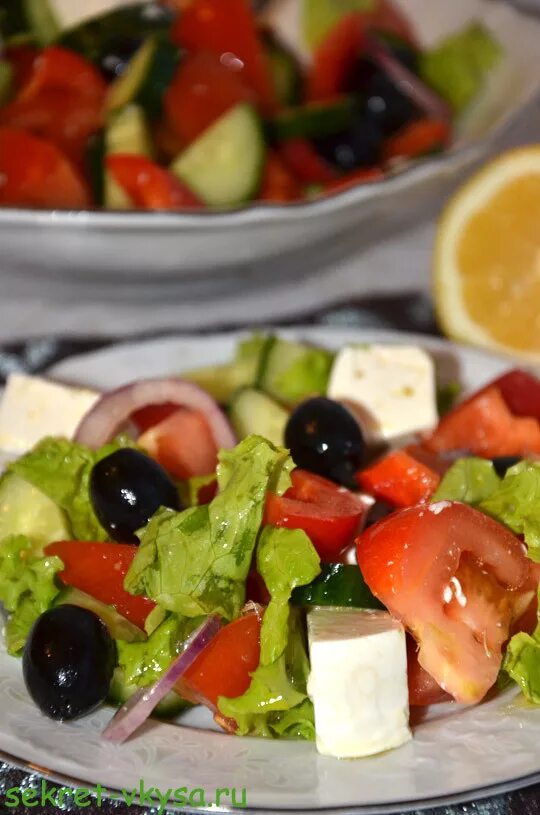 Греческий классик. Греческий салат. Салат греческий классический. Греческий салат Ингредиенты. Гоеческий малат классическ.