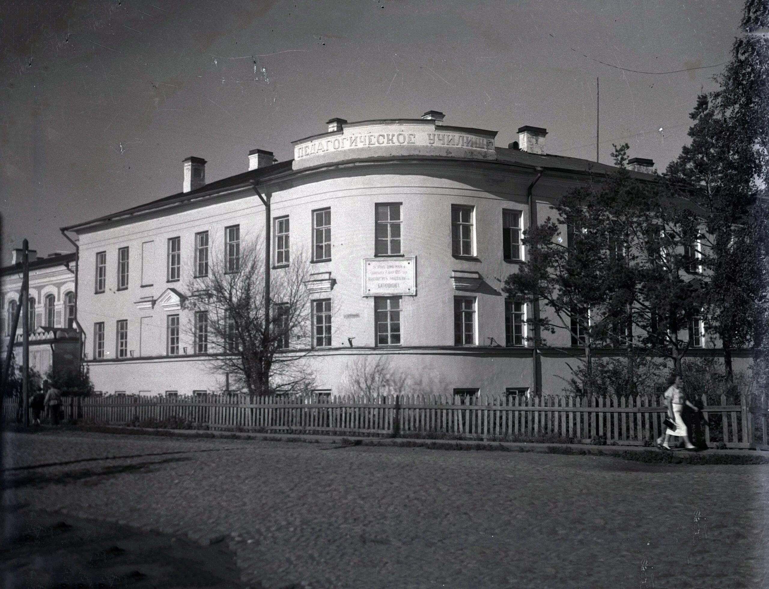 Церковь александра невского при александровском реальном училище. Вологда александровское училище. Училища вологда. Военный госпиталь вологда набережная 6 армии. Училища вологда.
