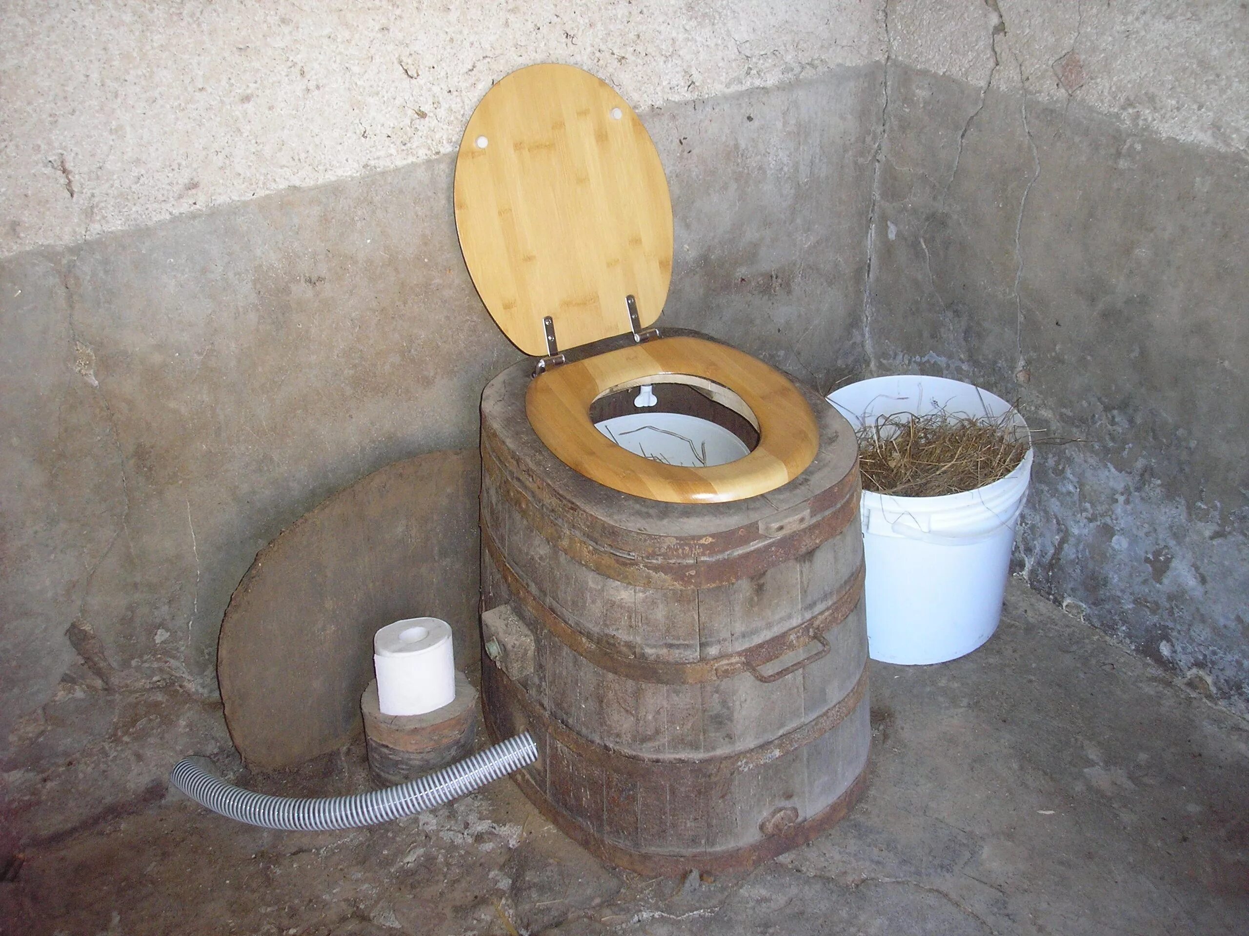 Самодельный унитаз. Дачный унитаз м3023 альтернатива. Унитаз дачный (для выгребных ям). Бочка для туалета на даче. Унитаз для дачного туалета.