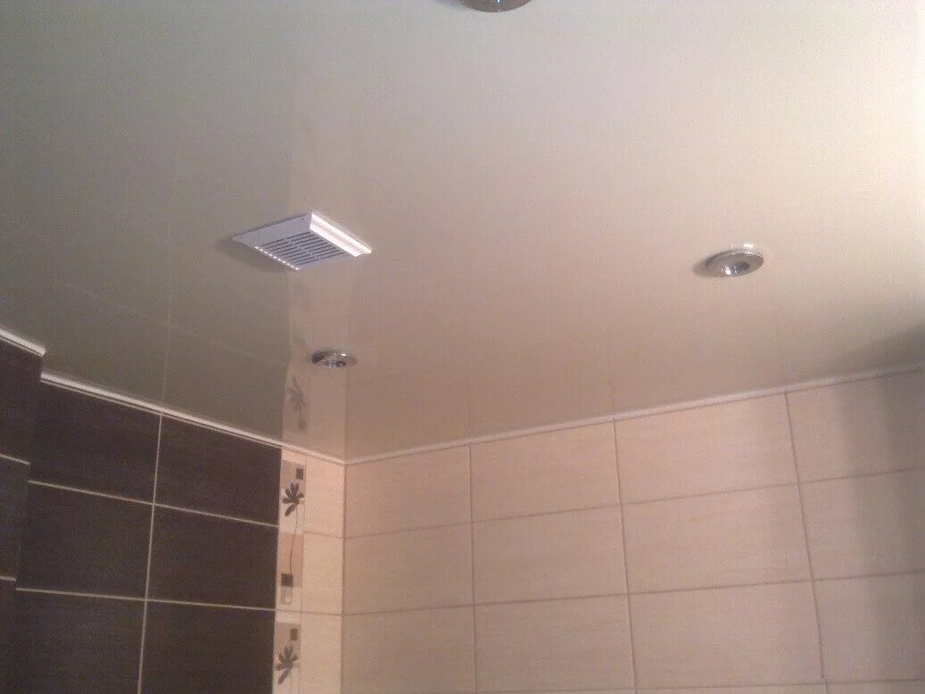 Вентиляция натяжной в ванне. Вытяжка в натяжном потолке в ванной. Вентилятор вытяжной для натяжного потолка в ванную. Вентиляция для натяжного потолка в ванную. Вытяжка в ванную в натяжной потолок.