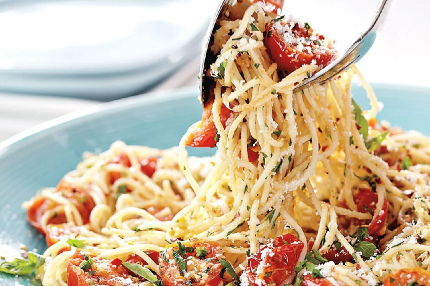 Спагетти в соусе в духовке. Паста с томатами черри. Паста с фетой и черри. Паста с фетой и помидорами. Спагетти с фетой и помидорами черри.