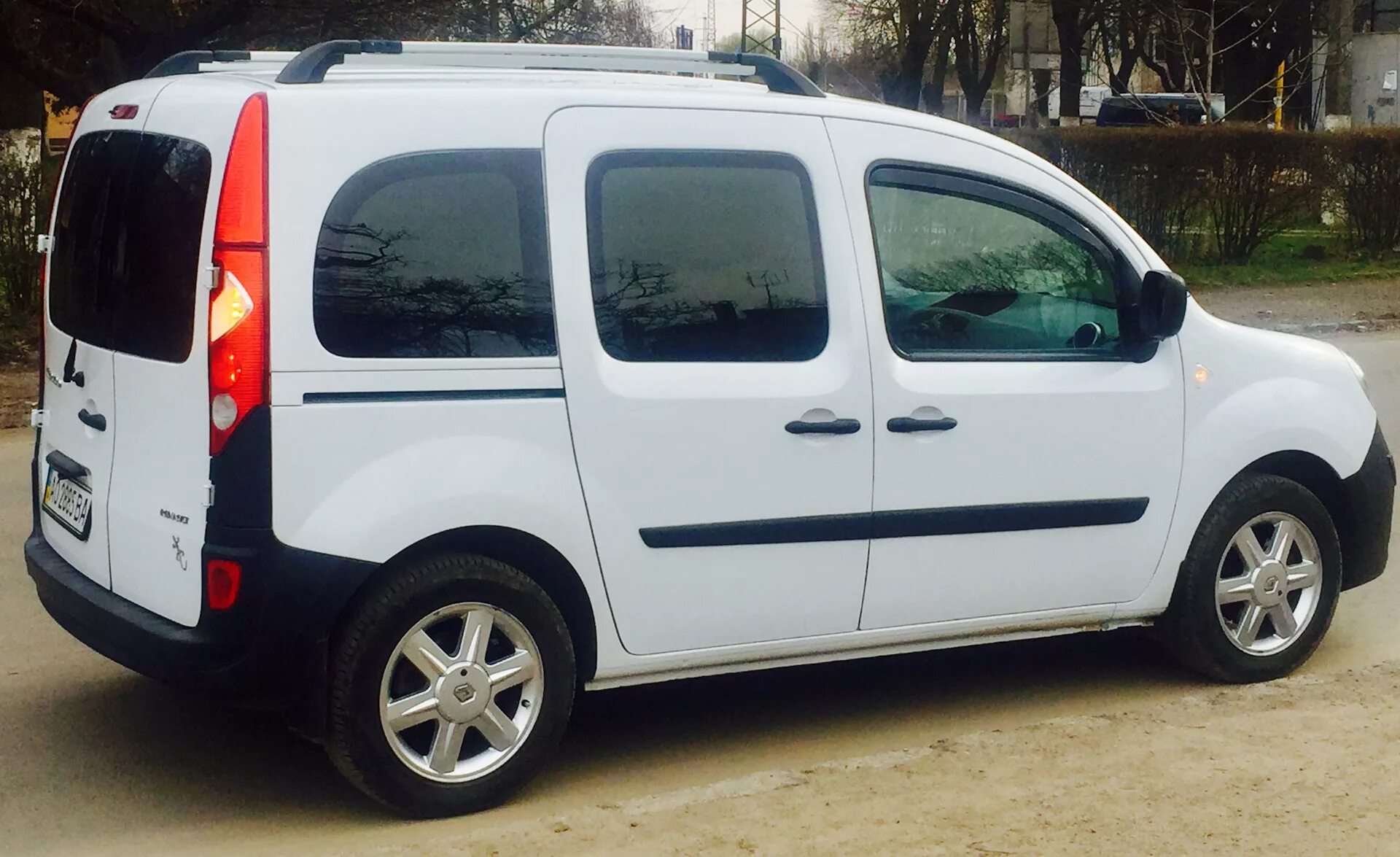 Renault Kangoo каблук три Куба. Наклейка Рено Кангу. Бампер передний Рено Докер купить. Купить-молдинг-Рено-Докер. Renault kangoo дверь