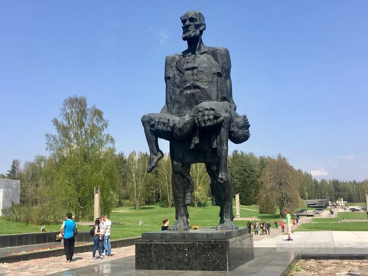 Хатынь в белоруссии. Мемориальный комплекс хатынь беларусь. «непокорённый человек». мемориальный комплекс хатынь, белоруссия. хатынь памятник непокоренный. непокоренный человек хатынь.