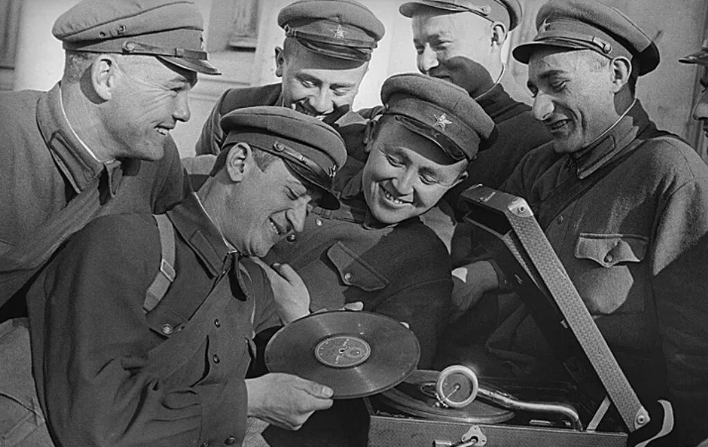 Песни 1941 1945 годов слушать. Военные поют. Патефон в годы войны. Солдаты у патефона.
