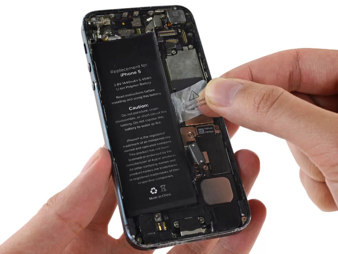 Сколько стоит поменять аккумулятор на айфоне 7. Iphone 5s Battery Replacement. Менять батарейки айфон 5se. Замена АКБ 5s. Сгорел iphone АКБ.