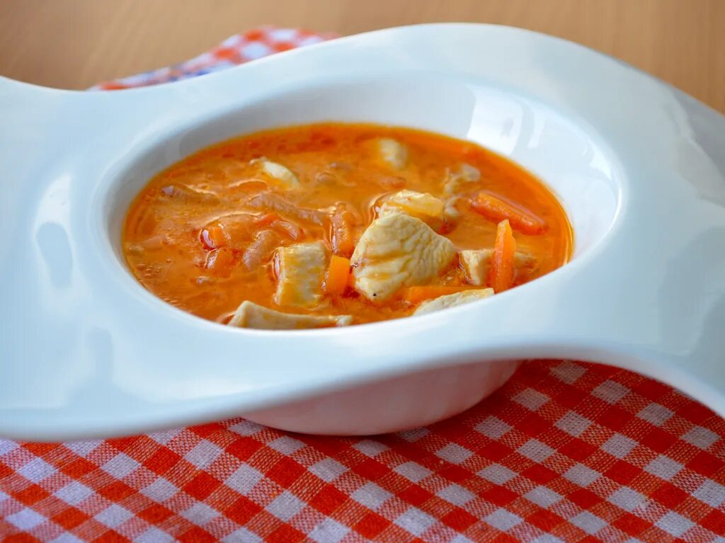 Куриный гуляш в мультиварке. Гуляш из грудки. гуляш из куриной грудки. гуляш из куриной грудки в сметанном соусе. гулаш.