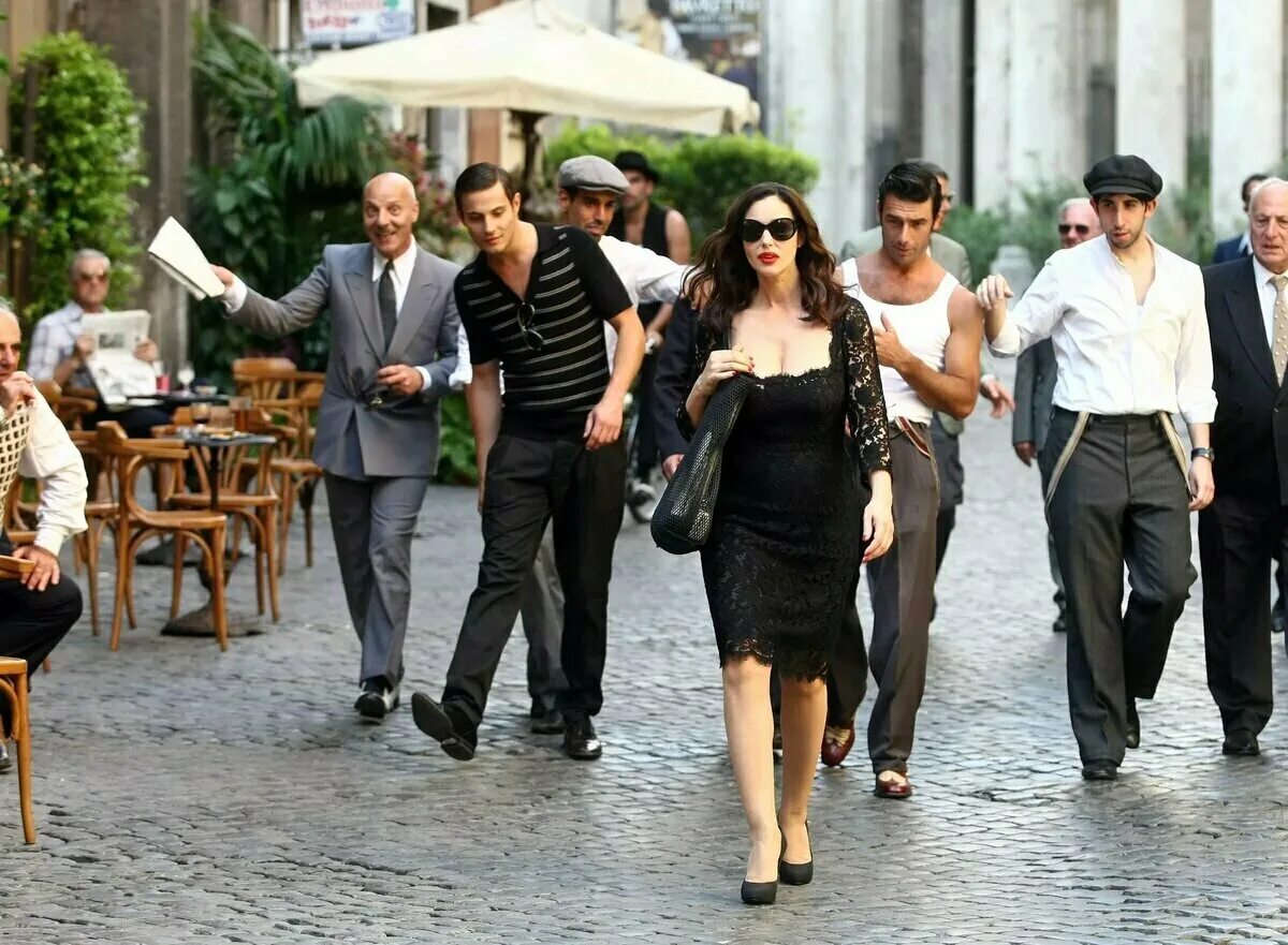 Люди хлопают. Восхищенные возгласы. Зрители в театре. Удивленный человек. Удивленная девушка в очках.