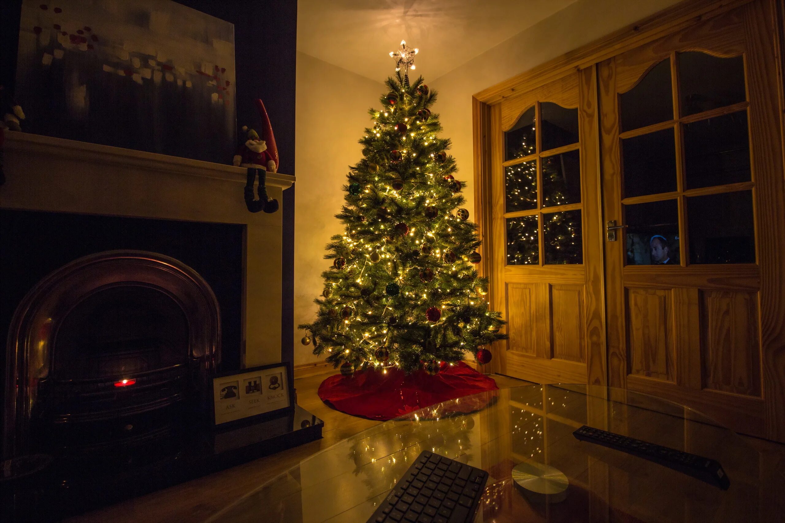 Новый год квартира москва. Classic Christmas Tree ель Хэмстед 2.5. Новогодняя елка. Красивая Новогодняя елка. Новогодняя комната.