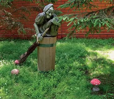 Баба яга в саду