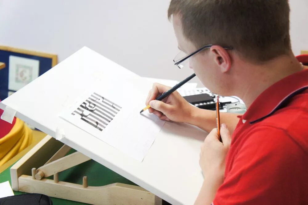 дети каллиграфы. учитель каллиграфии. каллиграфия рисунки. каллиграфия занятия для детей. каллиграфия мытищи курсы для детей обучение.