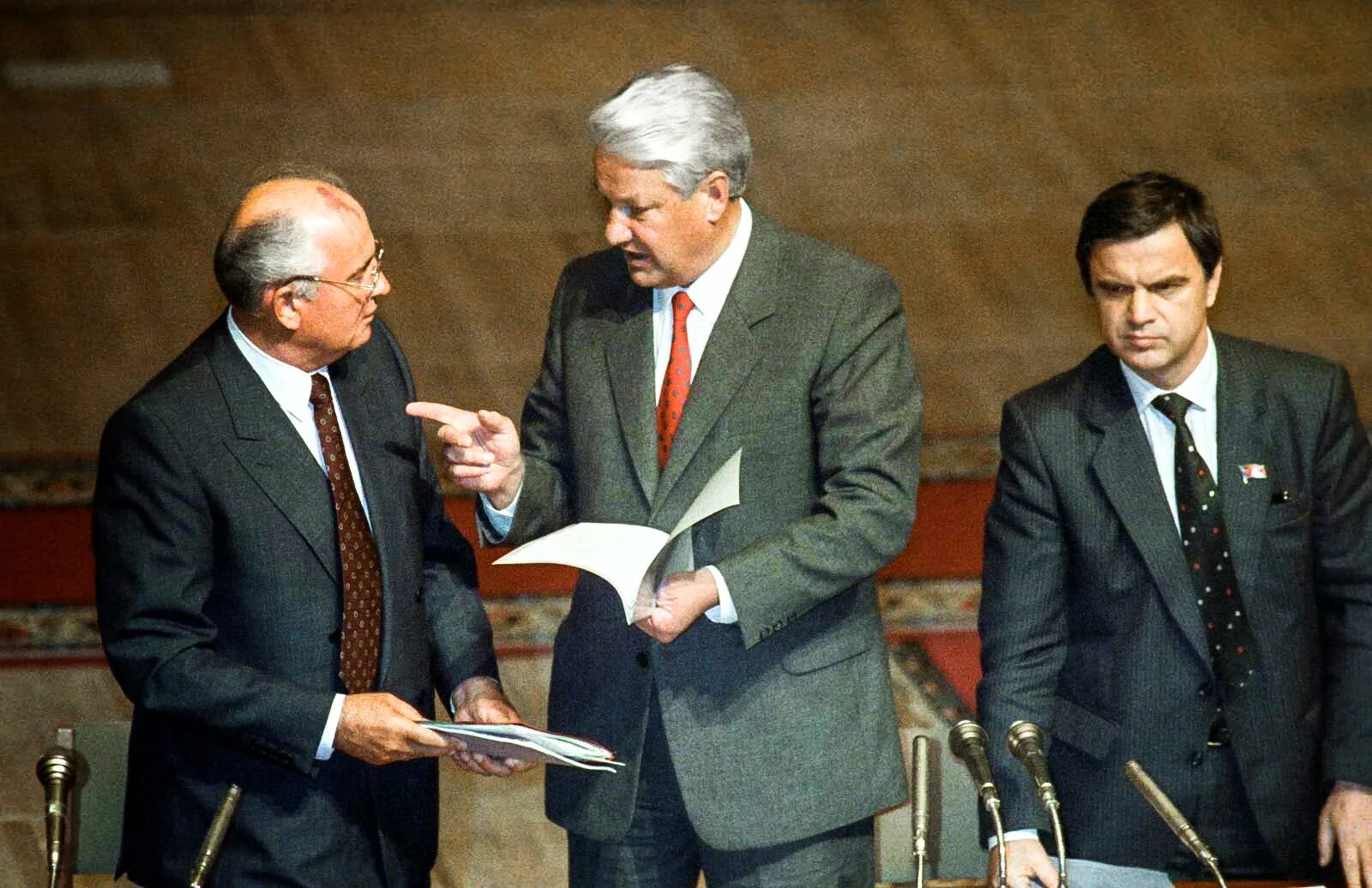 Ельцин перестройка. Горбачев и Ельцин 1991. Хасбулатов Горбачев и Ельцин. Ельцин 1991 ГКЧП.