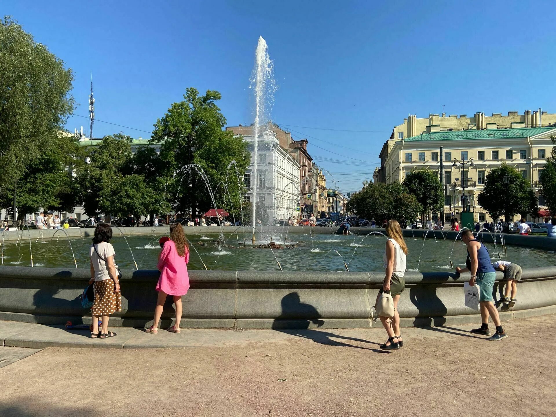 Погодная спб. Жара в Санкт-Петербурге. Жара в Питере. Жарко в СПБ. Питер в июле.