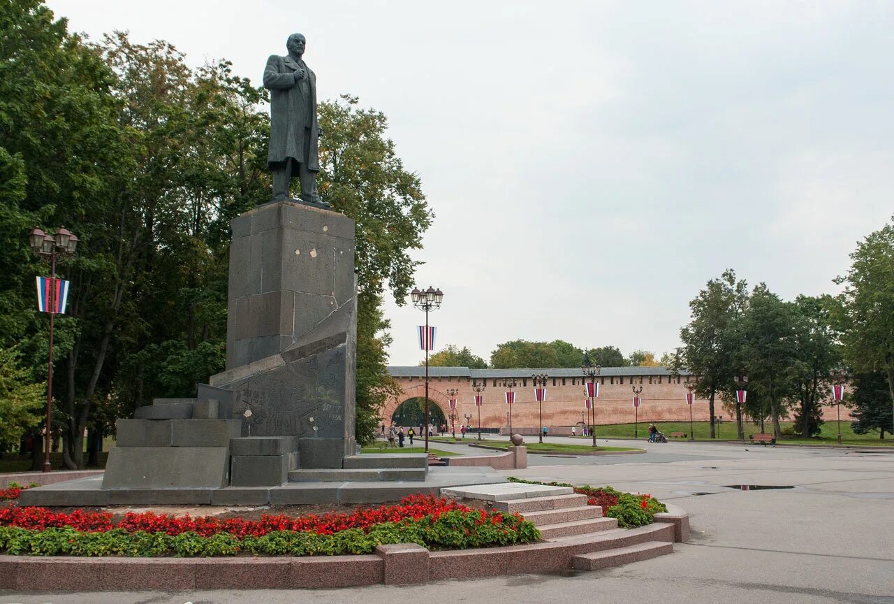 Великий Новгород памятник Ленину. Памятник Ленину у Кремля в Новгороде. Ленин парк Великий Новгород. Памятник в. и. Ленину на улице Коминтерна в Нижнем Новгороде