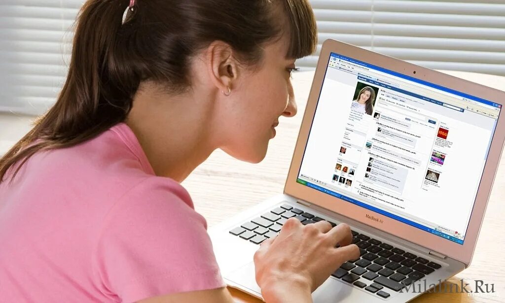 Человек за компьютером. Интернет и человек. Зависание в социальных сетях. Подросток за компьютером. Люди сидят в соц сетях.