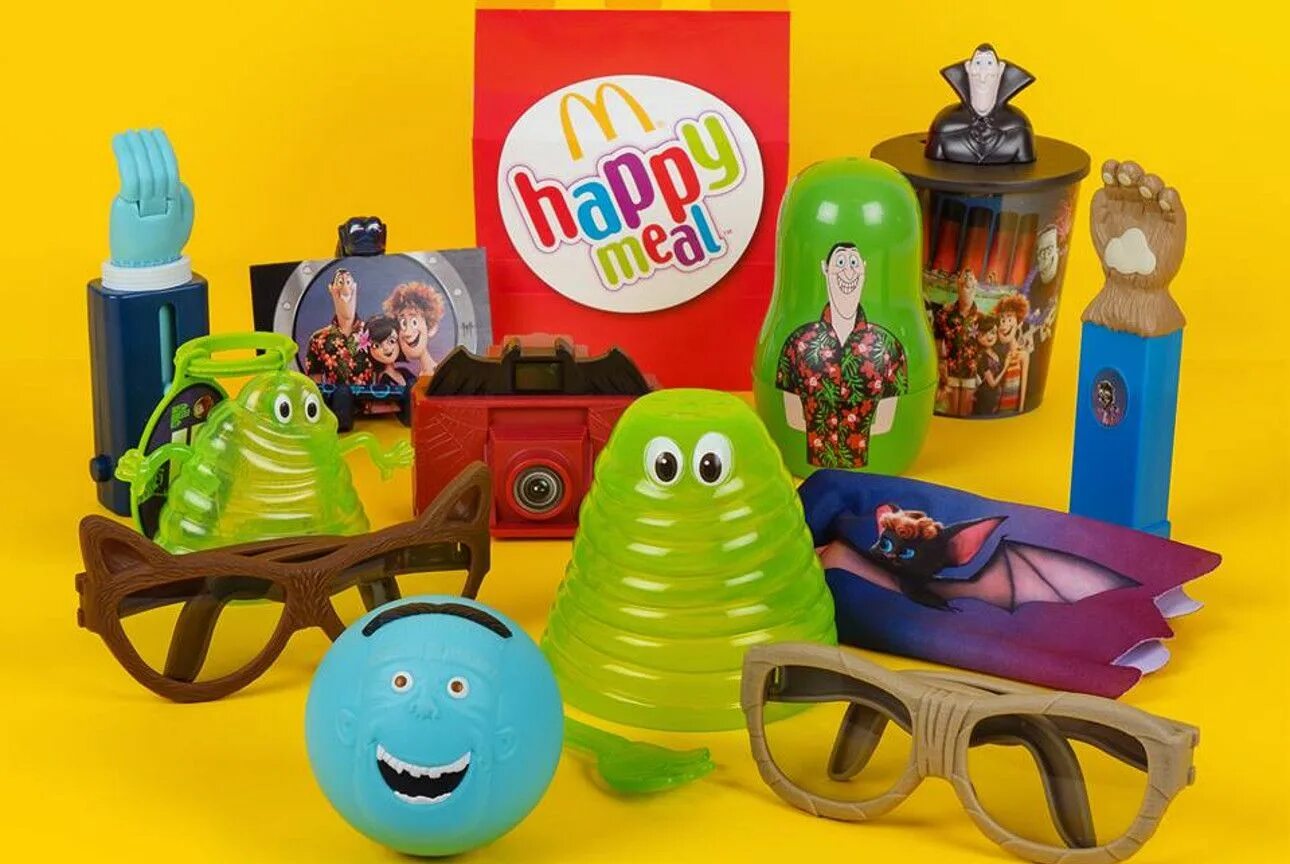 Mcdonalds toy. Игрушки отель Трансильвания MCDONALDS. MCDONALD'S Happy meal игрушки. MCDONALDS игрушки в Хэппи мил. MCDONALDS Happy meal игрушки.