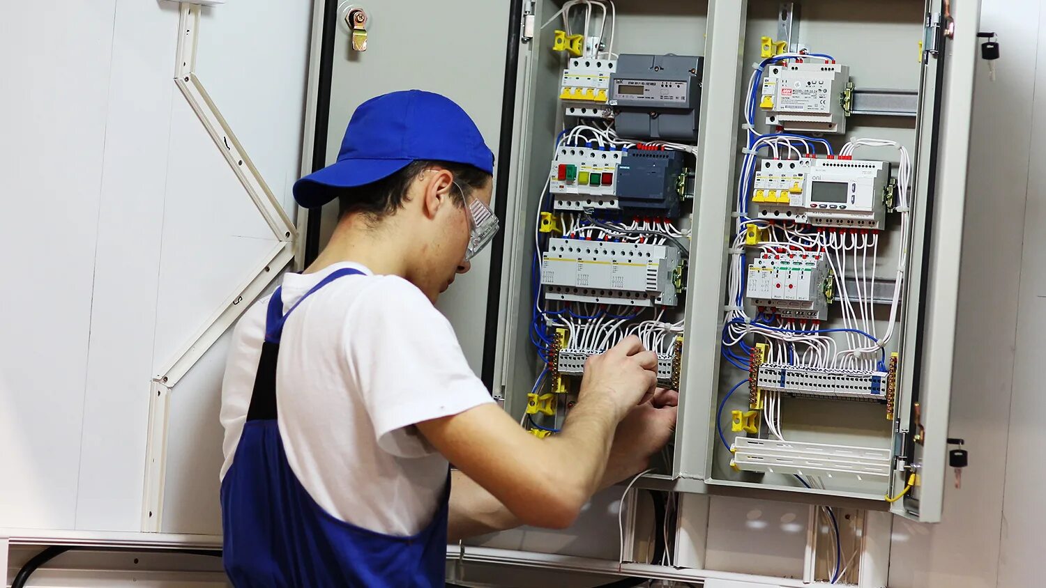 Старый строитель. Электрик. Электрик пенсионер вакансии. Профессиональный электрик. Электрик.