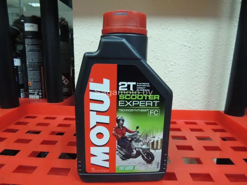 Масло надо 4 тактное. Motul Scooter Expert 2т. Мотюль 2т полусинтетика для скутера. 2т масло для Honda Dio. Motul для скутера 2т.