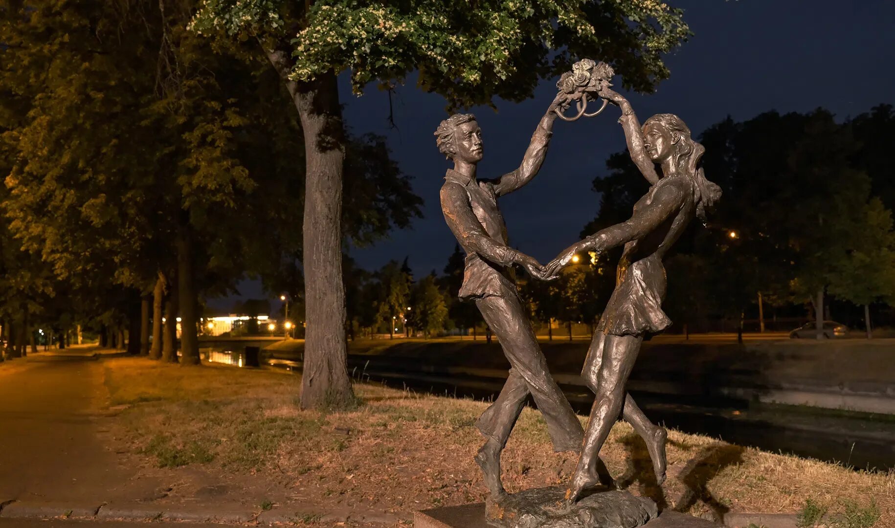 Семья колпино. Скульптуры Колпино. Памятник влюбленных Колпино. Скульптура счастье. Статуя любви.