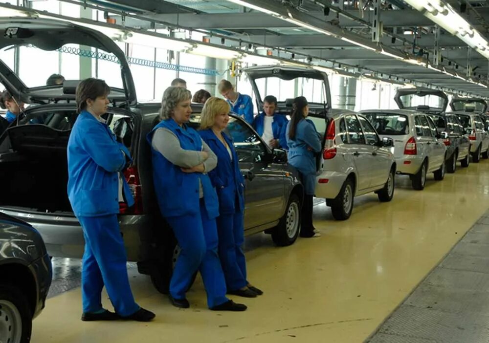 Волжский автомобильный завод в тольятти 1966. Автоваз конвейер ваз 2101. Завод веста 2022. Ваз 2101 конвейер ваз. Работники завода автоваз.