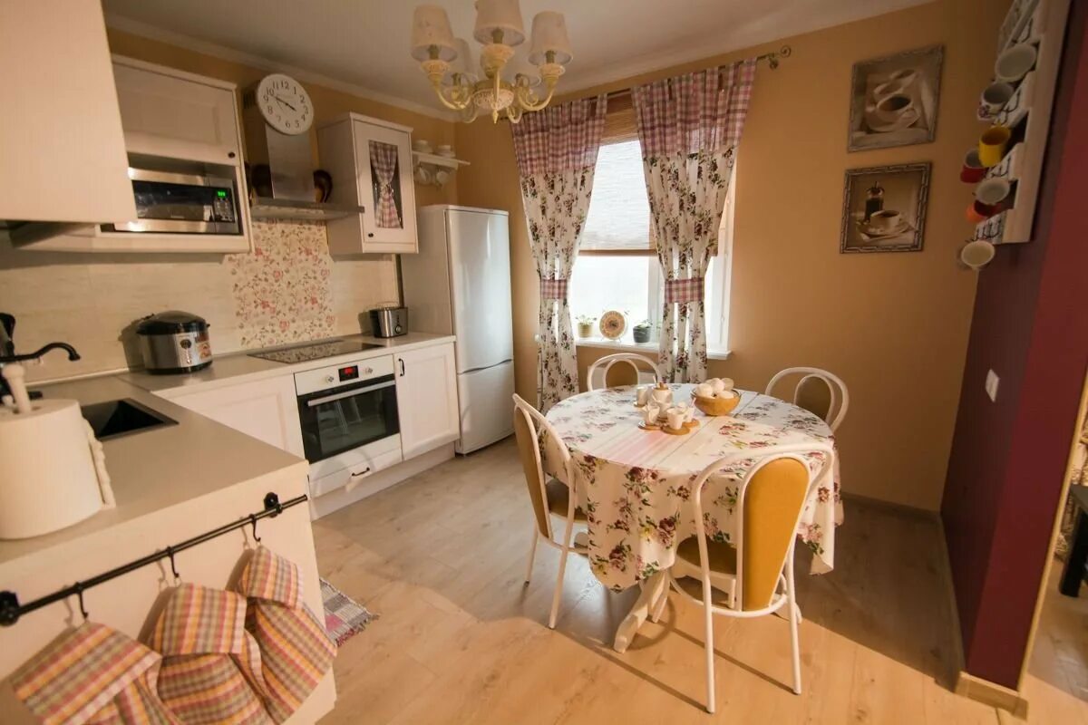 Кухня столовая 25 кв м в стиле прованс. Уютная кухня. Красивая уютная кухня. Уютная кухня в стиле прованс. Красивая кухня в деревянном доме.