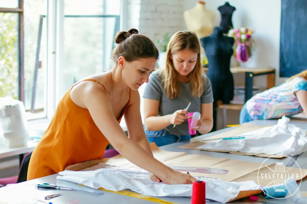 Швейные принадлежности для кройки и шитья. Обучение кройки и шитья для начинающих. Обучение кройки и шитья для начинающих. Мастер класс кройка и шитье. Обучение кройки и шитья для начинающих.