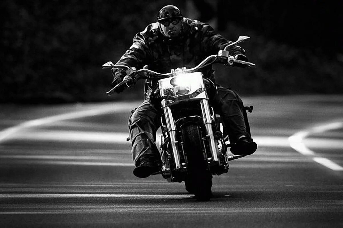 Картинки байкеров. Мотоциклист. Одинокий мотоциклист. Байкер. Одинокий байкер.