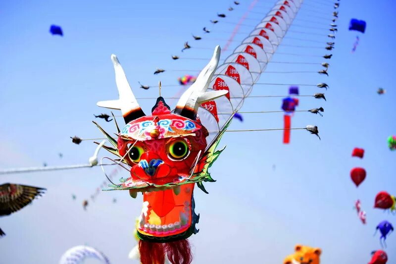Китайский воздушный. Фестиваль воздушных змеев в Китае. Фестиваль воздушных змеев в Японии. Фестиваль воздушного змея в Китае. Вэйфан воздушные змеи.