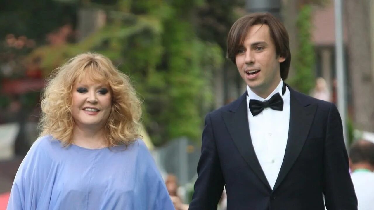 сколько лет разница у пугачевой. сколько лет разница у пугачевой. алла пугачёва и галкин разница в возрасте. сколько лет разница у пугачевой. алла пугачева и максим разница в возрасте.