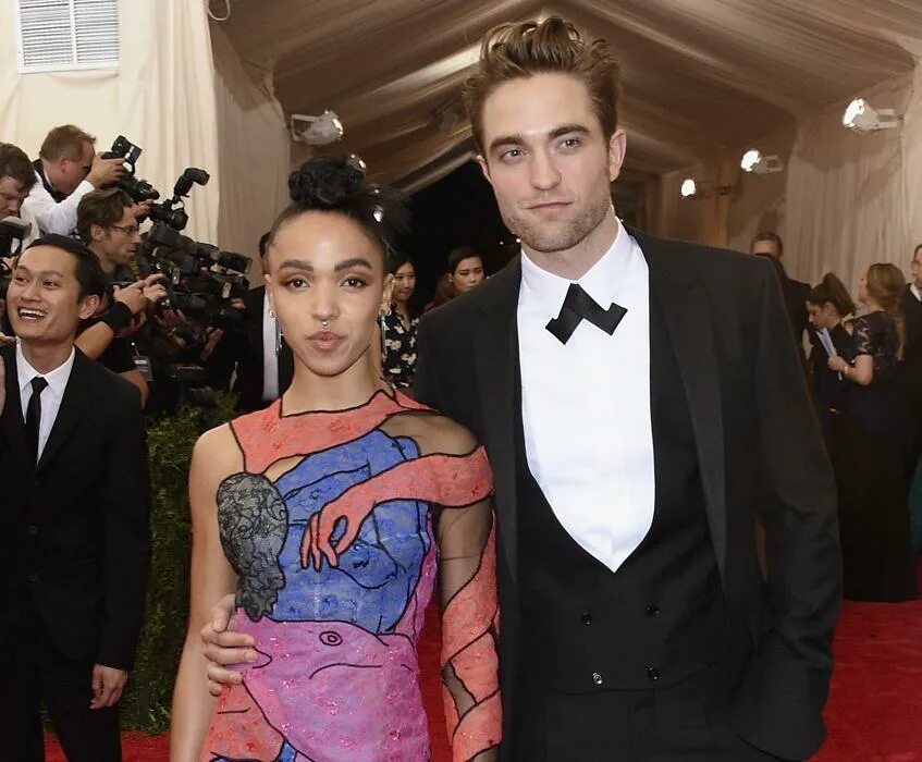 На ком женился роберт паттинсон Robert Pattinson Unveils 'Naughty, Slightly Dangerous' Exhibit as Sotheby’s Gues