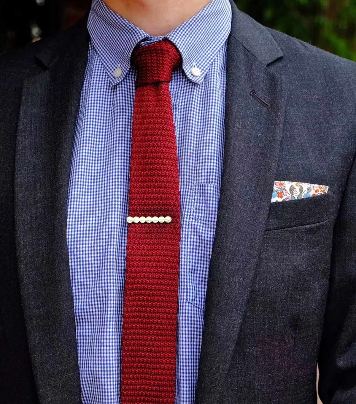 Галстук перевод. Галстук. Держатель для галстука. Зажим для галстука на мужчине. Стильный галстук.