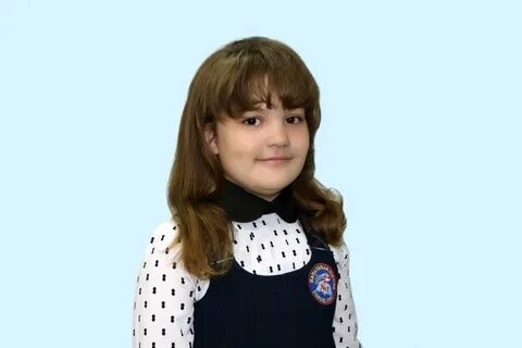 Девочка поздравила восьмиклассников