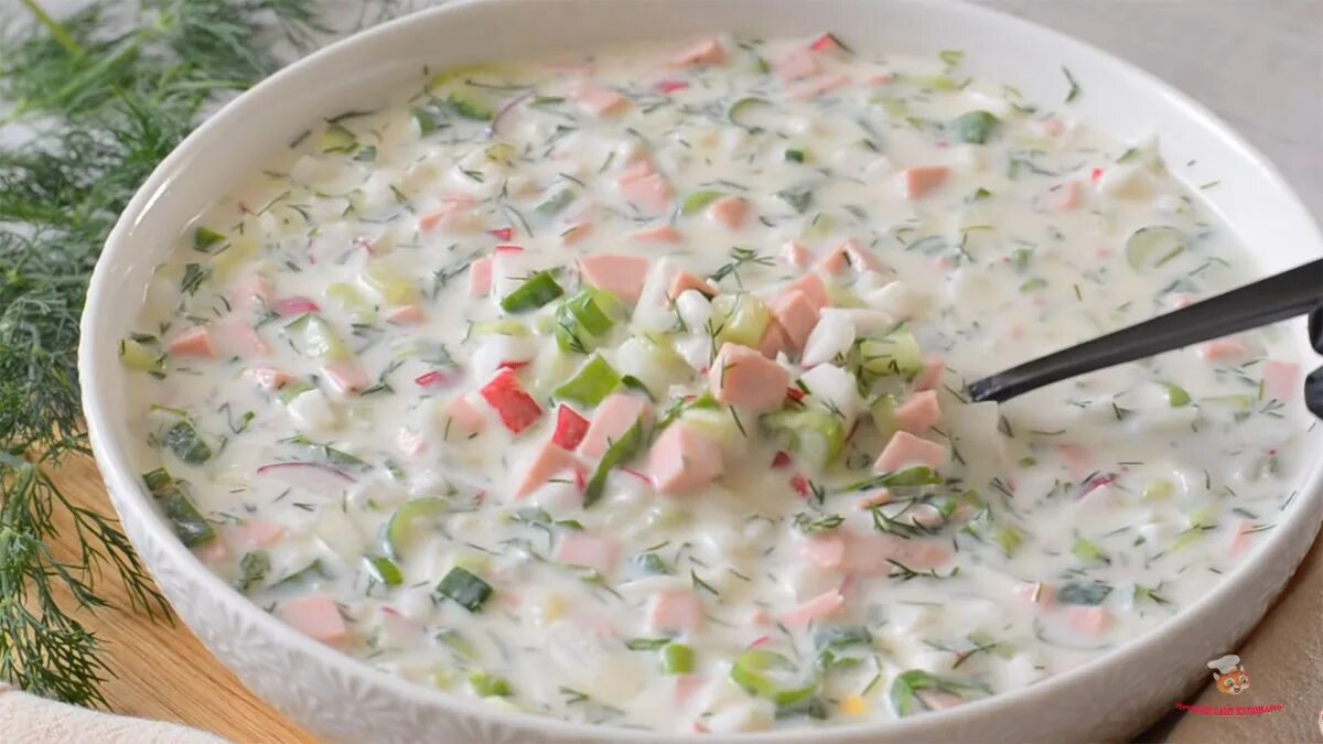 Окрошка с колбасой на майонезе. Самая вкусная окрошка. окрошка на майонезе. окрошка ингредиенты. окрошка на кефире.