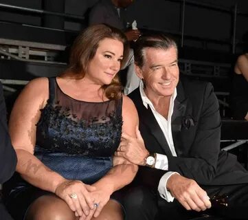 Pierce Brosnan y su mujer.