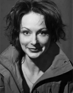 Қара шұлық киген қыз орындыққа отырады және жігітке оны жалауға мүмкіндік береді.