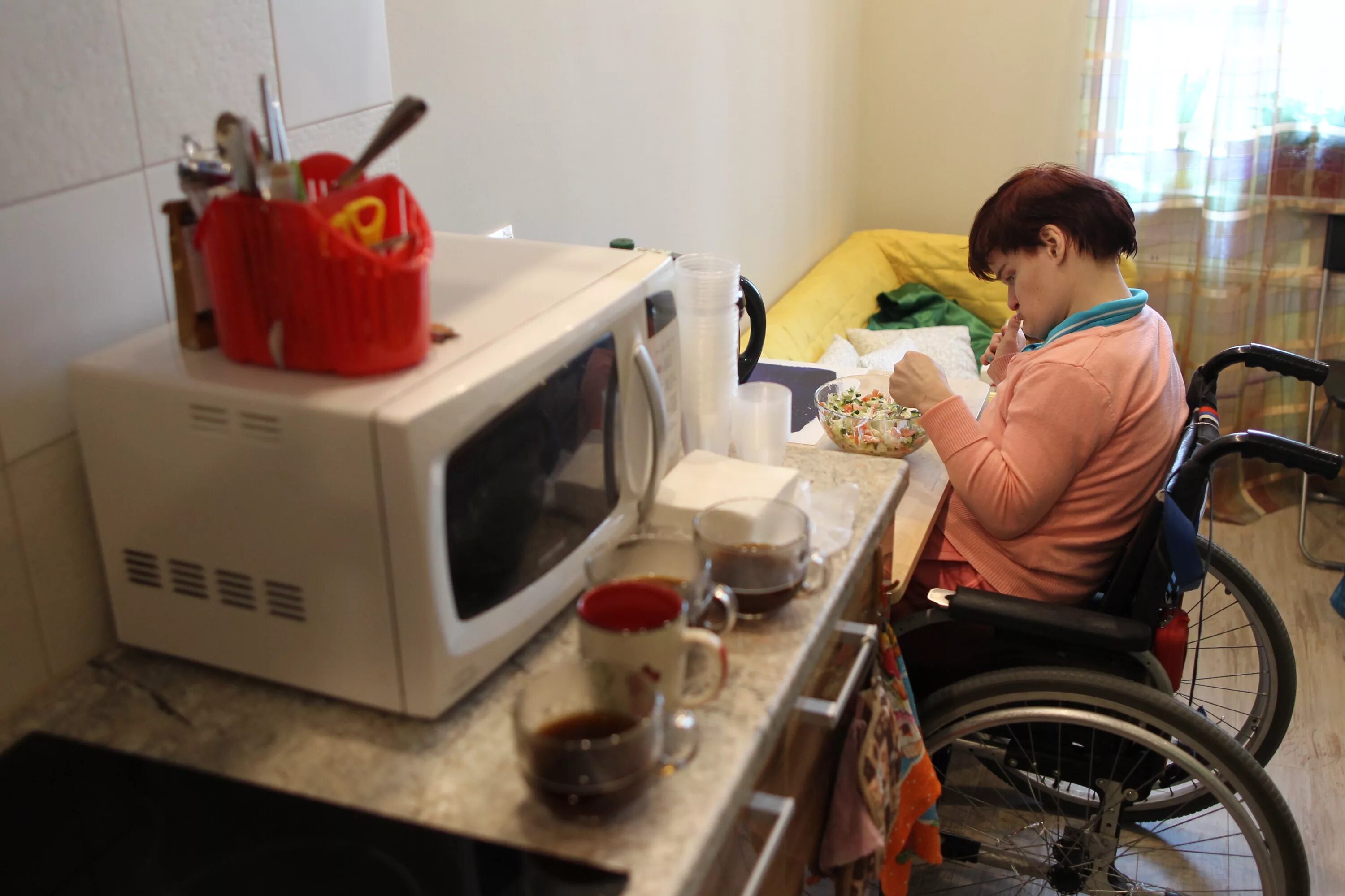 Инвалид детства квартира. Кухня для инвалидов. Кухня для инвалида колясочника. Квартира для инвалида. Ребенок инвалид на кухне.