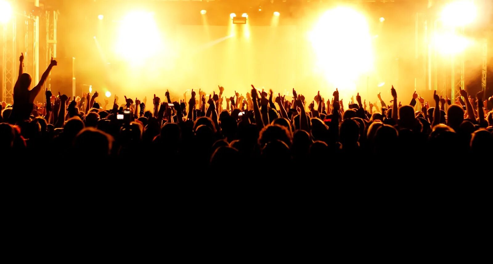 Пауэр концерт. Грушинский фестиваль 2023. Рок концерт толпа. Толпа людей на концерте. Вид со сцены.