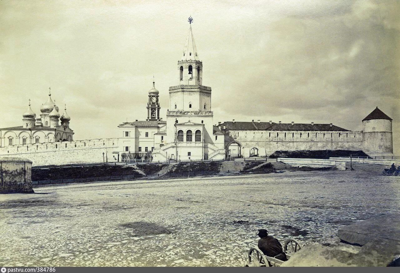 Казань кремль в 1930-е годы. Казанский кремль 16 века. Казанский кремль в 16 веке. Часовня спасской башни казани. Спасская башня казанский кремль.