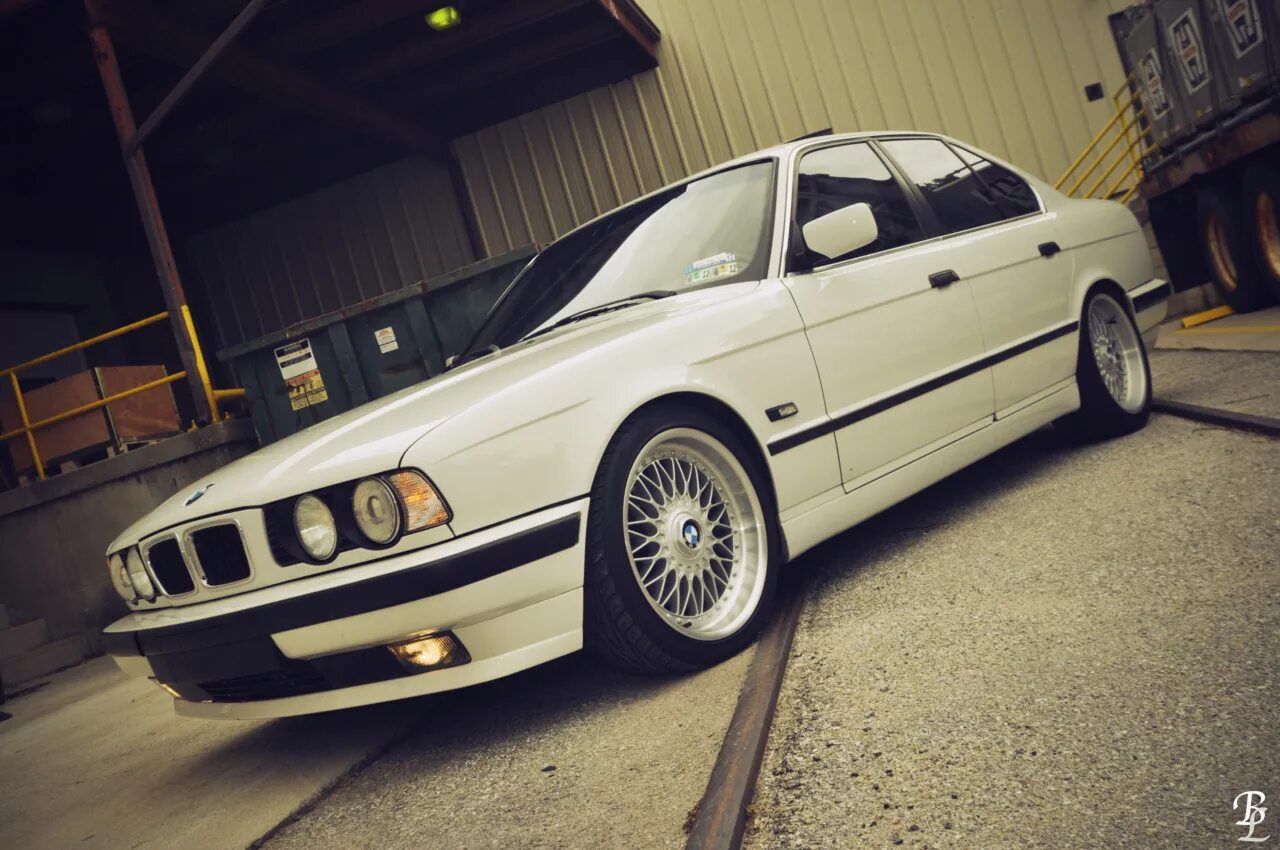 Е34 белая. BMW e34 белая. BMW 525 e34. БМВ е34 белая. БМВ 34 белая.