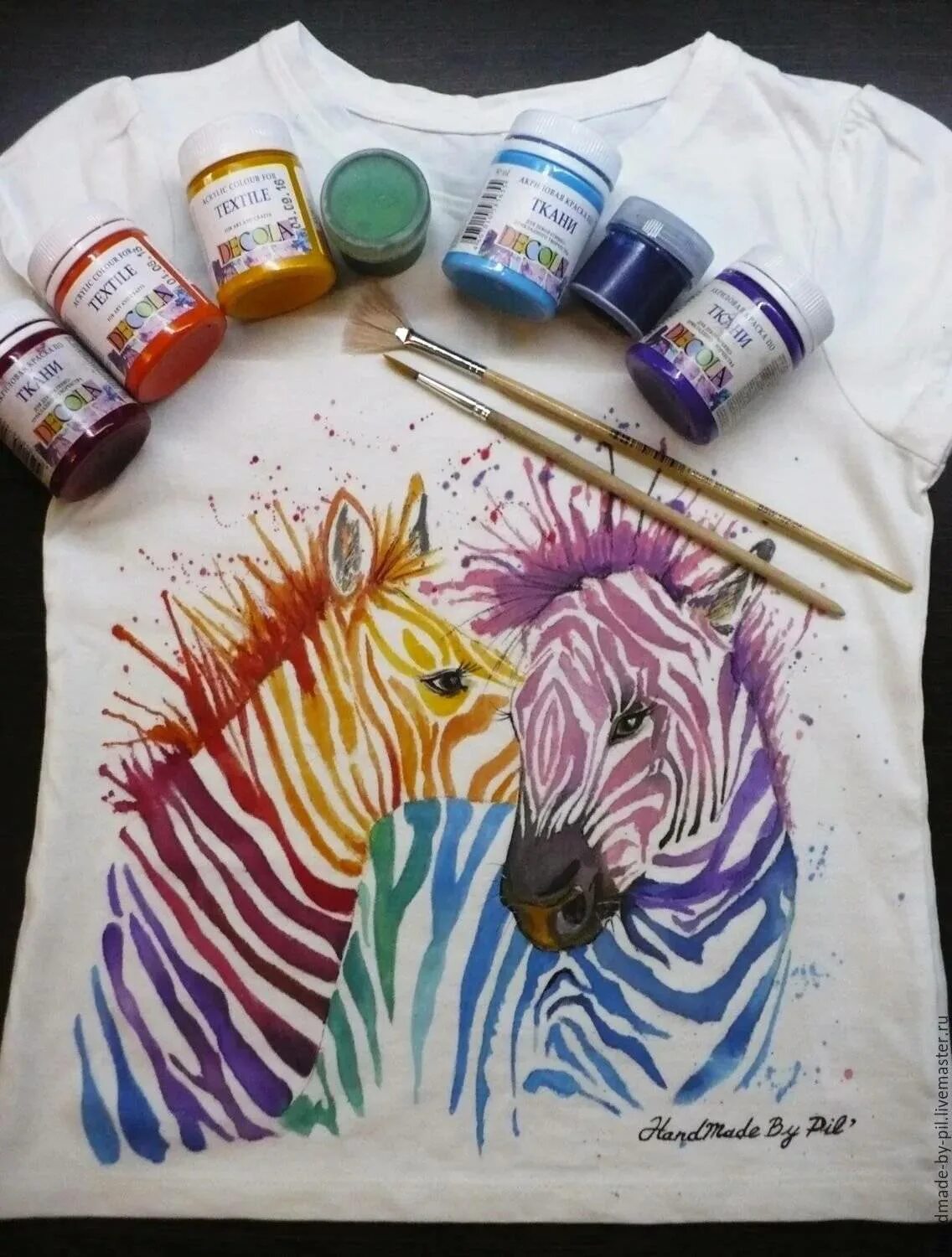 Можно ли разрисовать. Роспись одежды акриловыми красками. Краски для рисования. Рисование по ткани акриловыми красками. Роспись футболок.