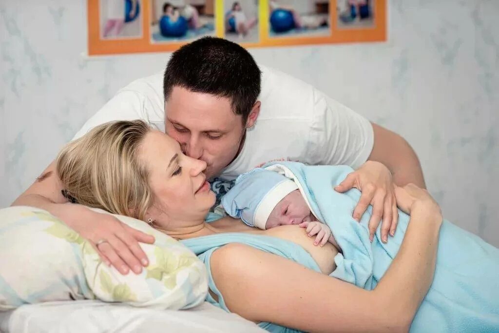Ребенок мама роддом. Мама с новорожденным в роддоме. Фотосессия с новорожденным.