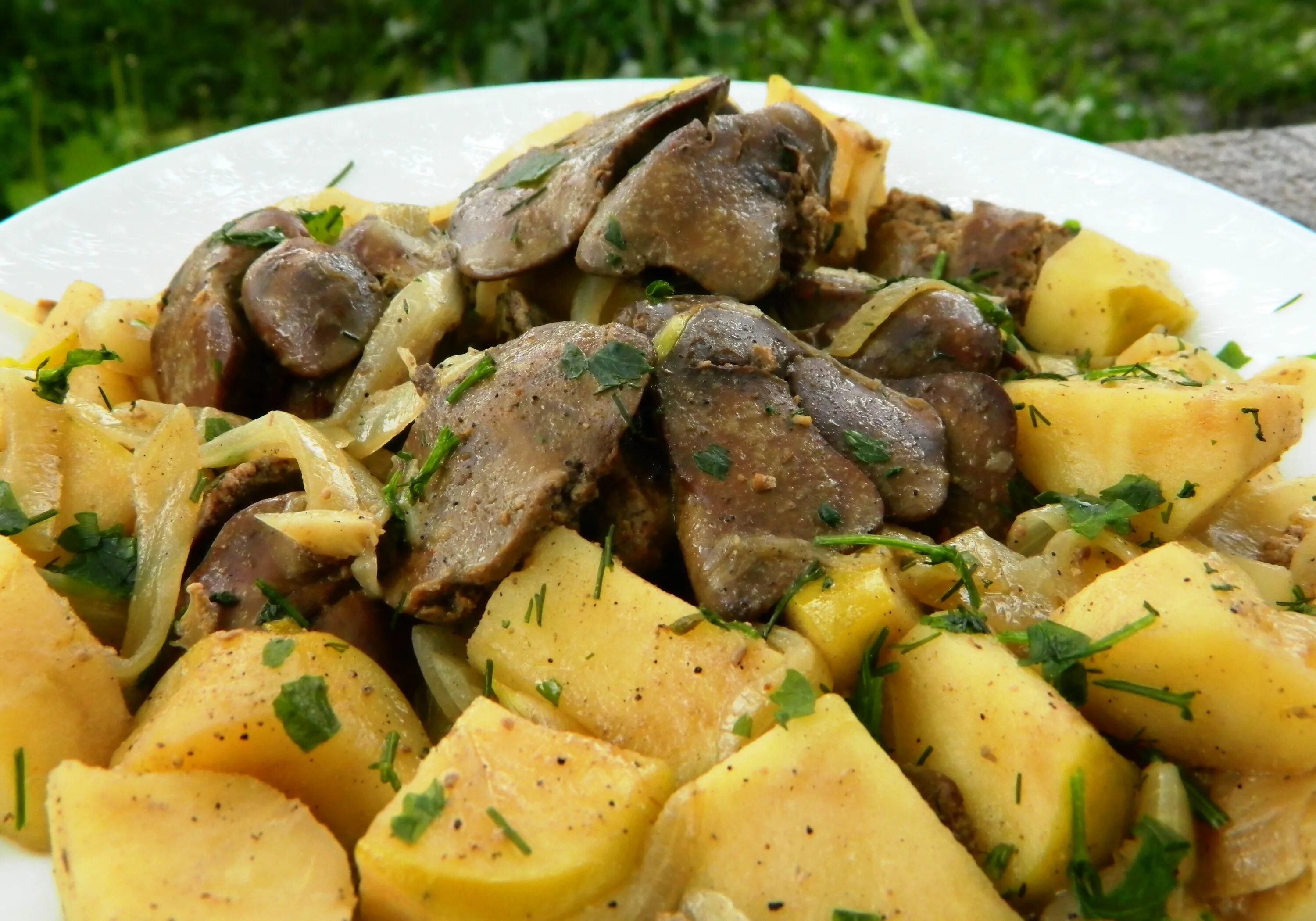 Печень с яблоками рецепт в духовке. Печень с яблоками и луком. Жаркое из куриной печени с яблоком. Куриная печень с яблоками. Жареная печень с яблоками и луком.