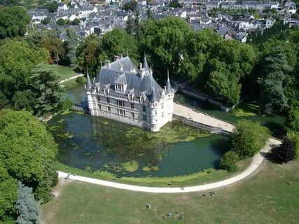 Работы по его реконструкции продолжались наследниками маркиза в течение все...