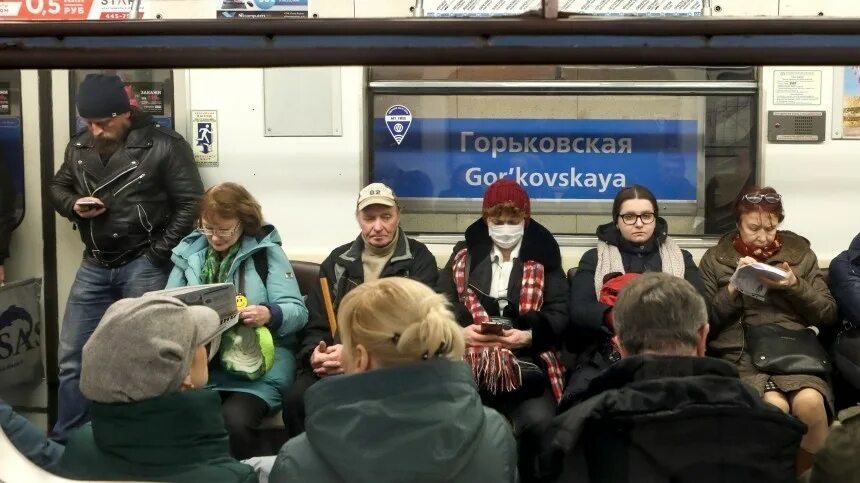 Пропустите ли. В метро без маски. Люди в Петербургском метро в масках. Люди без масок в метро. Метро Петербурга пассажиры.