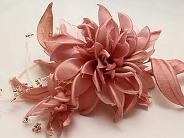 Техники цветов из ткани. Брошь цветок из органзы. Лилии из ткани. Цветы из шелка мастер класс. Цветы из желатиновой ткани.