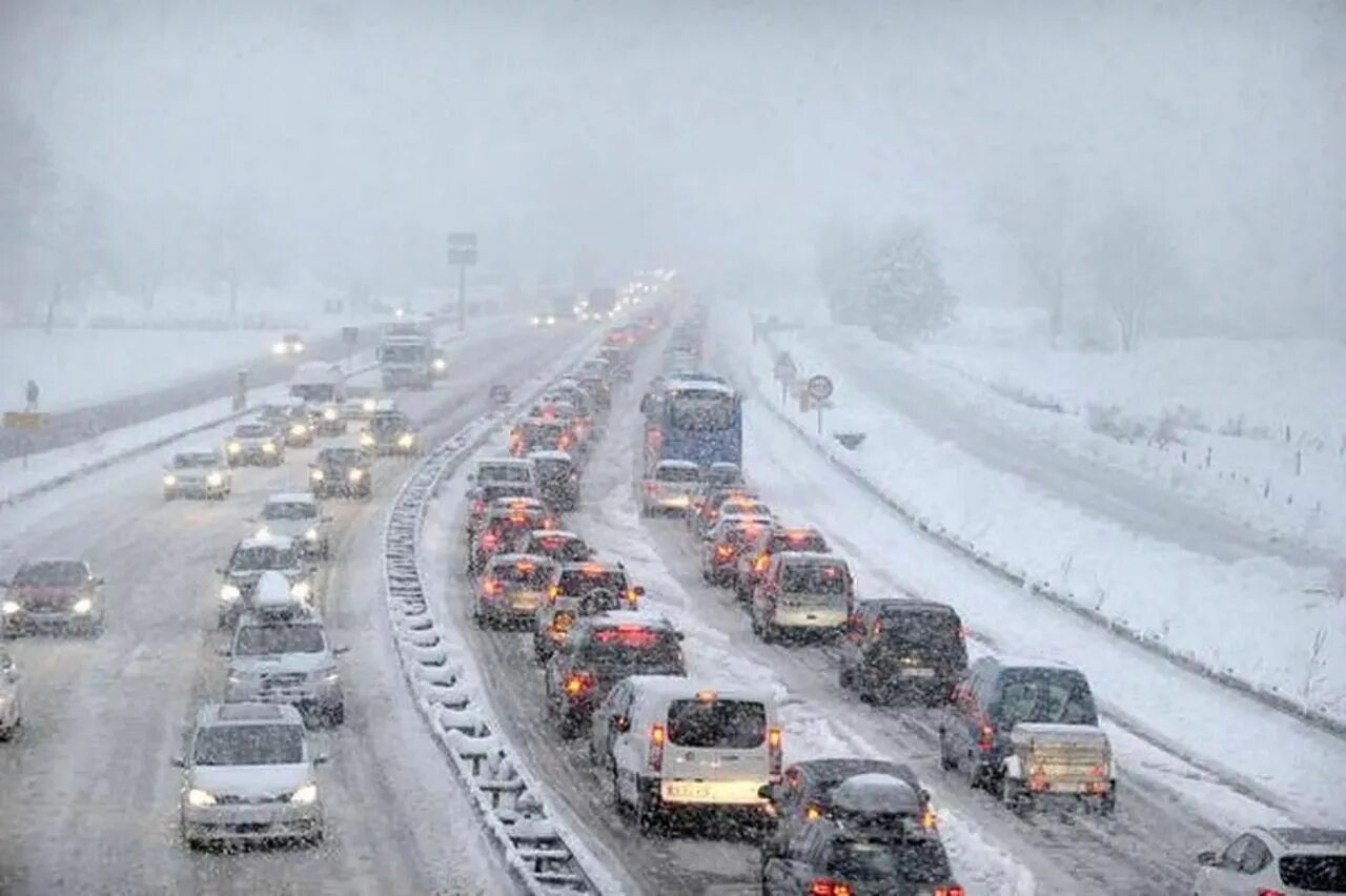 Транспортная ситуация на дорогах. Дороги в Москве зимой. Пробка на дороге зима. Пробки на дорогах зимой. Затор зима на трассе.