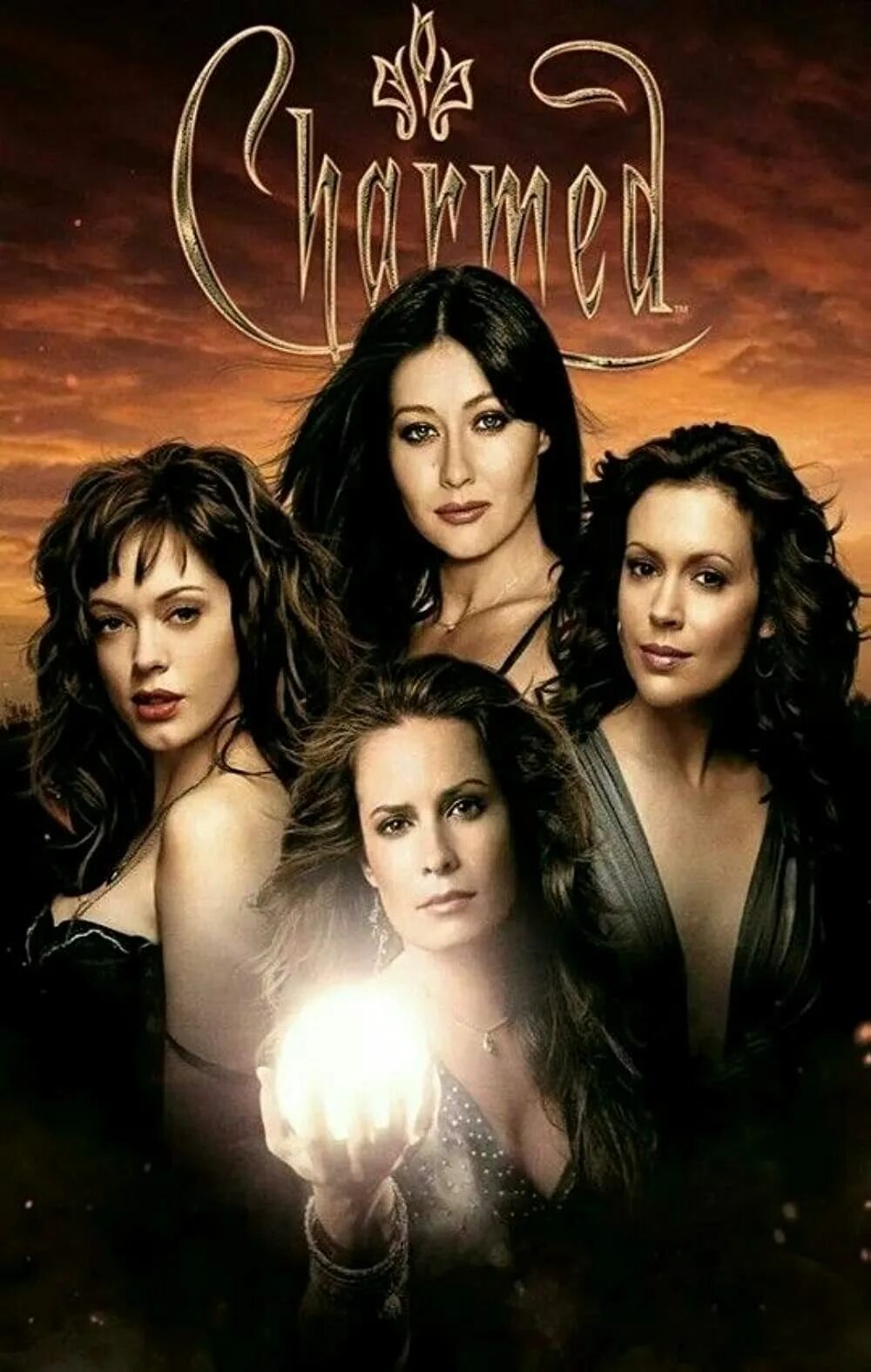 The charmed seon 1 on set. Зачарованные 5 сестер. Констанс бердж зачарованные. Зачарованные 1999. Зачарованные диск вид сбоку.