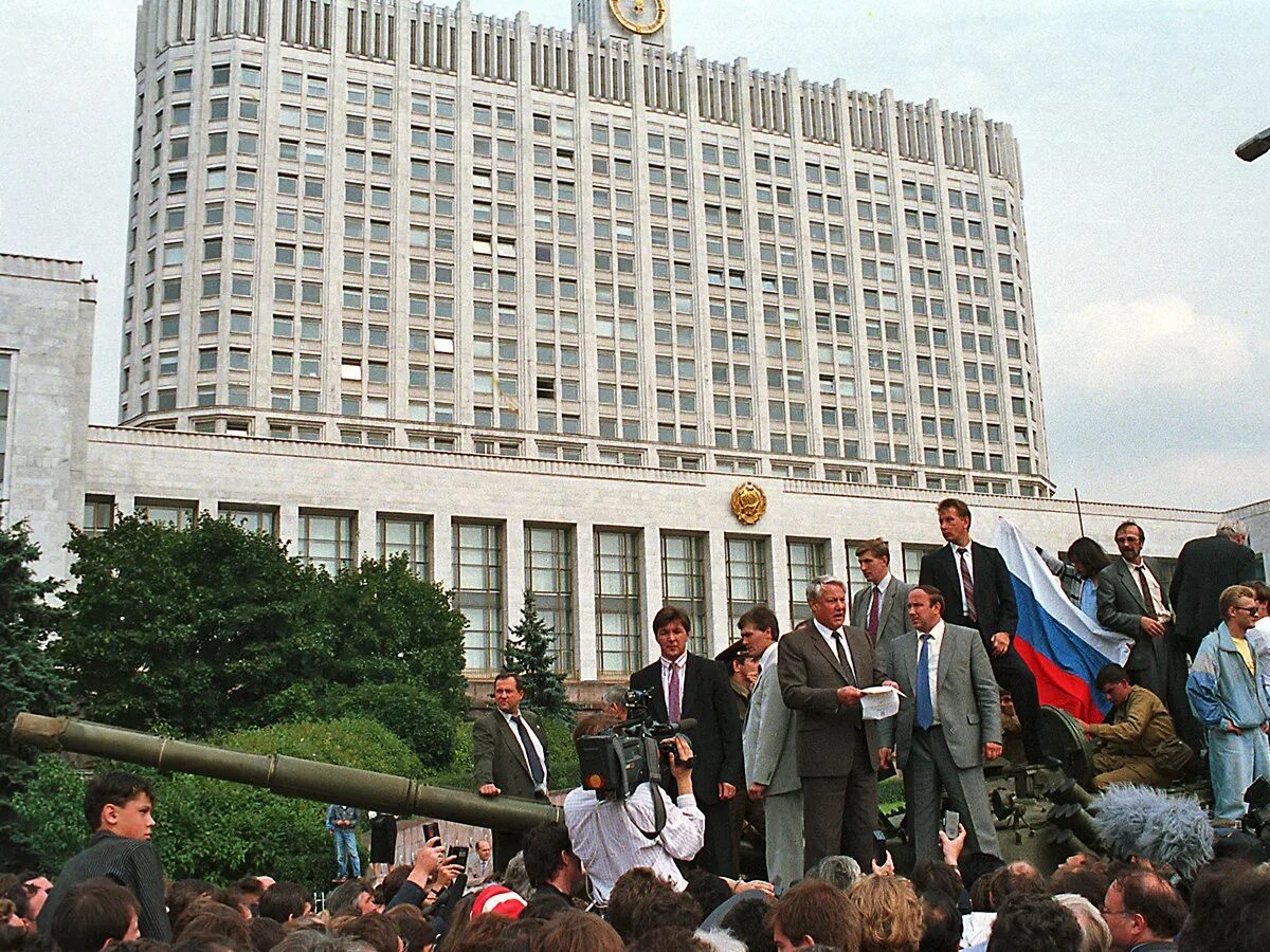 Ельцин белый дом 1991. Ельцин 1991 ГКЧП. Августовский путч 1991 года Ельцин. Ельцин на танке 1991. 27 августа 1991